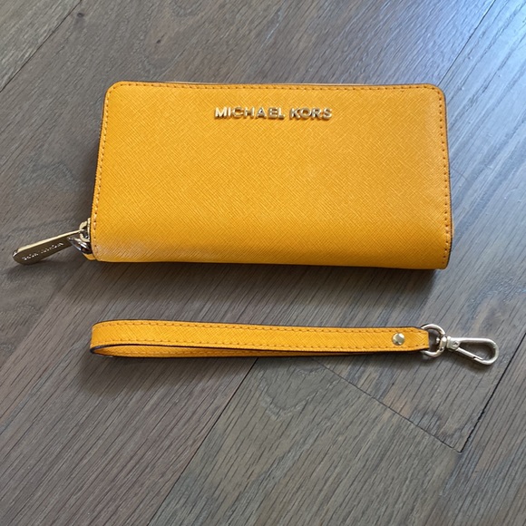 Merigold Michael Kors wristlet wallet with removable wristlet attachment - Picture 6 of 6
